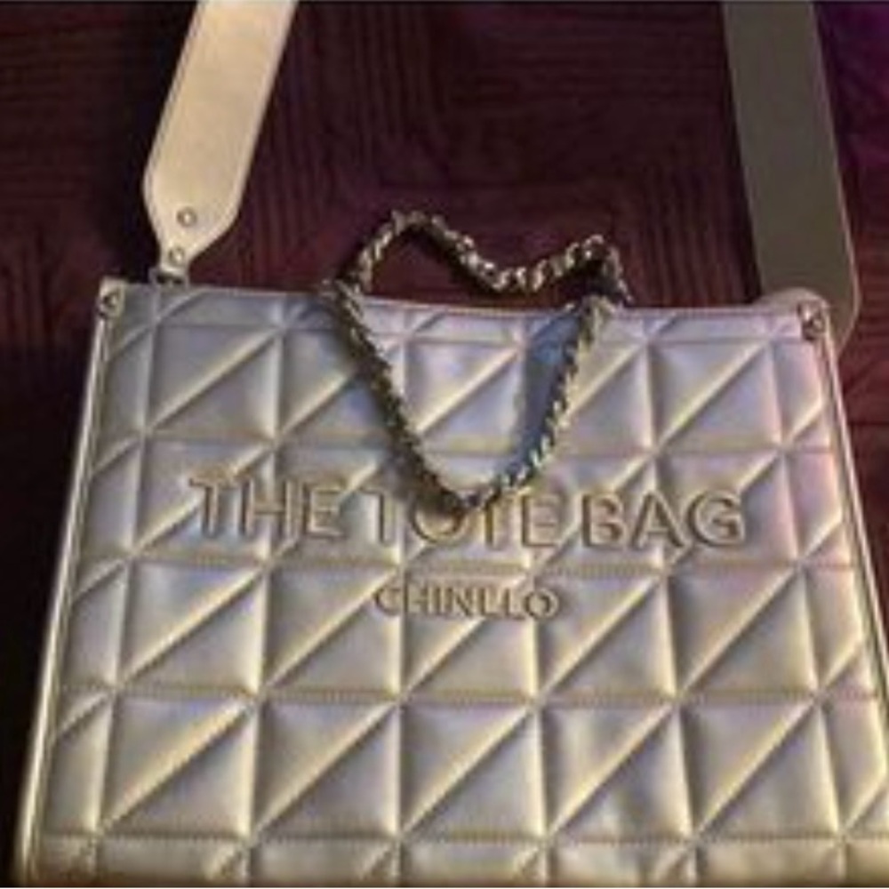 Chinllo tote bag